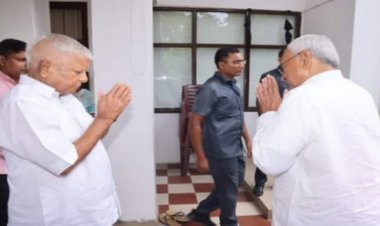 नीतीश कुमार से मिलने पर लालू यादव संग तेजस्वी यादव, आवास पर बंद कमरे में हो रही मीटिंग