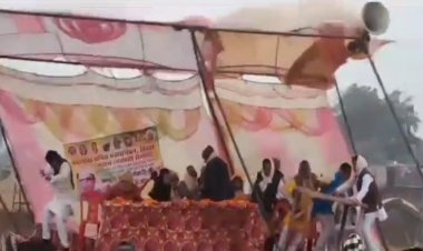 अजीब संयोग: राम जी के नाम पर सियासत की बातें करते ही धराशाई हुआ मंच, कई हुए चोटिल