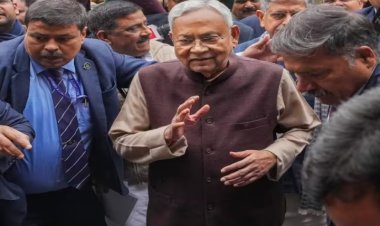 नीतीश कुमार सम्राट चौधरी और विजय सिन्हा के साथ पहुंचे राजभवन, सरकार बनाने का पेश किया दावा