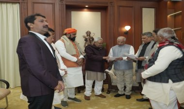 नीतीश कुमार, सम्राट चौधरी और विजय सिन्हा सरकार बनाने का दावा पेश करने पहुंचे राजभवन