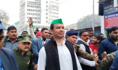 छोटे भाई को हिम्मत देने ईडी दफ्तर पहुंचे तेज प्रताप यादव, 4 घंटों से लगातार ईडी तेजस्वी से दाग रही सवाल