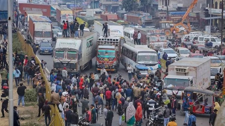 केंद्र सरकार के नए कानून के विरोध में बिहार में चक्का जाम, ऑटो-बस नहीं चलने से यात्री परेशान