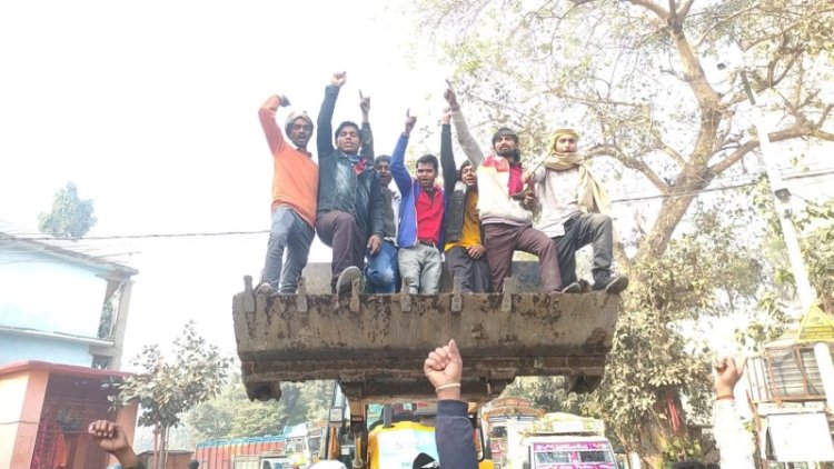 बिहार में नए परिवहन कानून के विरोध में आगजनी, गाड़ियों का परिचालन ठप्प, लोगों ने जेसीबी पर चढ़कर जताया विरोध