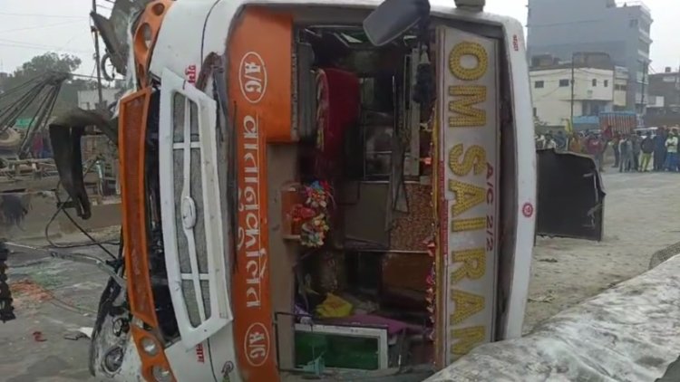 पटना जीरो माइल पर बस ने मारी पलटी, ड्राइवर-खलासी की हालत गंभीर, कई यात्री घायल