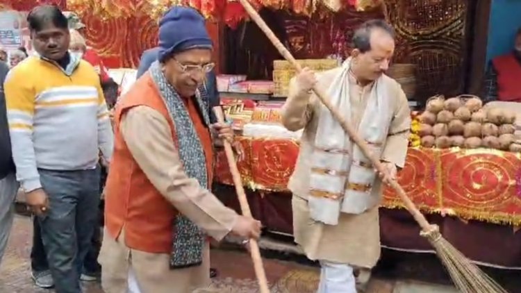 बीजेपी का मंदिर स्वच्छता अभियान शुरु, बड़ी पटनदेवी मंदिर पहुंच विजय सिन्हा ने की साफ-सफाई