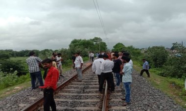 बेगूसराय में ईयरफोन लगा रेलवे ट्रैक पर रिल्स बना रहे थे दो दोस्त, ट्रेन आई और धड़ से अलग हो गए दोनों के सिर