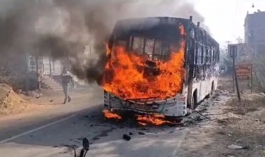 नवादा में तेज रफ्तार बस ने बाईक सवार को मारी टक्कर, आक्रोशित ग्रामीणों ने बस में लगाया आग, धू-धू कर जली बस