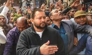फ्लोर टेस्ट से पहले पार्टी के विधायकों के साथ गाना गाते हुए नज़र आये तेजस्वी यादव, 'ना छेड़ो हमें हम सताए हुए हैं, बहुत जख्म सीने पे खाए हुए हैं' ...