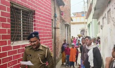 हत्याकांड में फरार अभियुक्त के घर नवादा पुलिस ने चिपकाया इश्तेहार