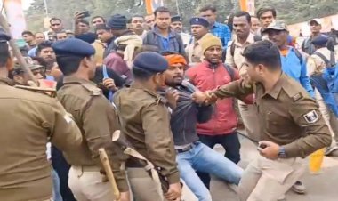 पटना पुलिस ने ग्राम रक्षा दल पर खूब भांजी लाठियां, एक महिला बेहोश, कई पुलिस हिरासत में..मामला?