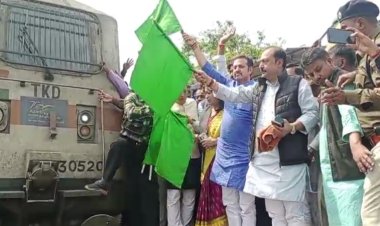 नवादा स्टेशन पर पुणे-जसीडीह एक्सप्रेस का ठहराव चालू, सांसद चंदन सिंह ने हरी झंडी दिखाकर किया रवाना
