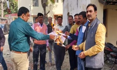 एडमिट कार्ड जलाकर नियोजित शिक्षकों ने सक्षमता परीक्षा का किया विरोध, बिना शर्त राज्यकर्मी का मांगा दर्जा
