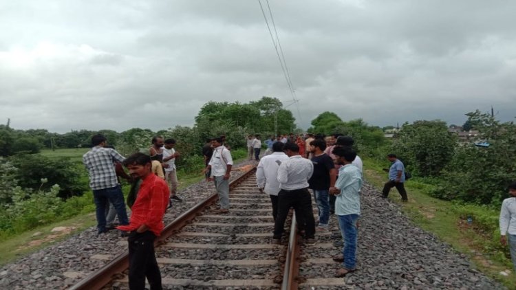 बेगूसराय में ईयरफोन लगा रेलवे ट्रैक पर रिल्स बना रहे थे दो दोस्त, ट्रेन आई और धड़ से अलग हो गए दोनों के सिर