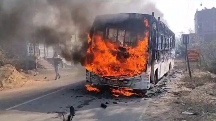नवादा में तेज रफ्तार बस ने बाईक सवार को मारी टक्कर, आक्रोशित ग्रामीणों ने बस में लगाया आग, धू-धू कर जली बस