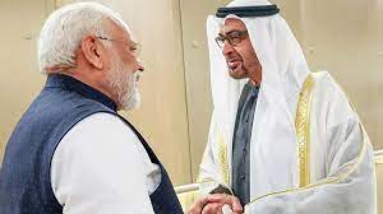 अपने दो दिवसीय यात्रा पर UAE पहुंचे पीएम मोदी, राष्ट्रपति शेख मोहम्मद को गले लगाते बोले- अपने घर आया हूं...
