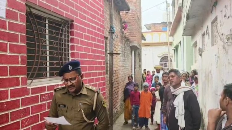 हत्याकांड में फरार अभियुक्त के घर नवादा पुलिस ने चिपकाया इश्तेहार