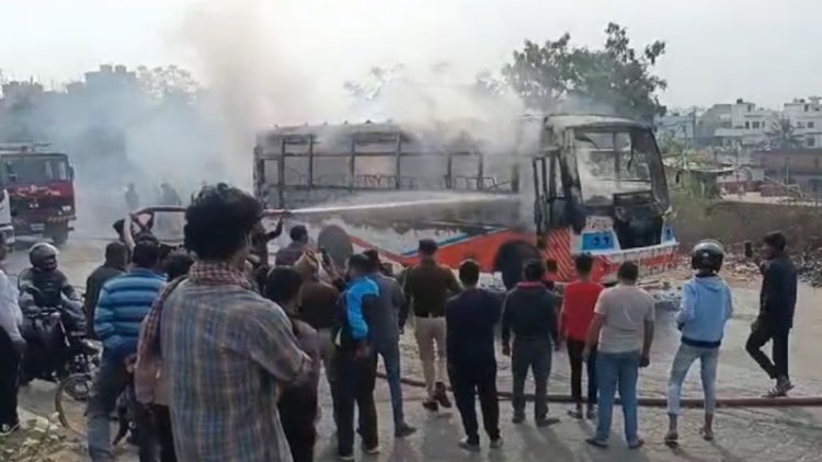 पटना से हाजीपुर जा रही चलती बस में लगी भीषण आग, ड्राइवर की सूझ-बूझ से बची यात्रियों की जान