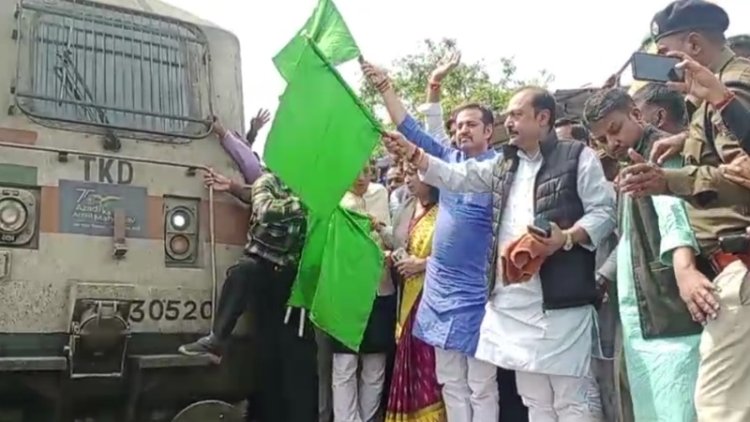 नवादा स्टेशन पर पुणे-जसीडीह एक्सप्रेस का ठहराव चालू, सांसद चंदन सिंह ने हरी झंडी दिखाकर किया रवाना