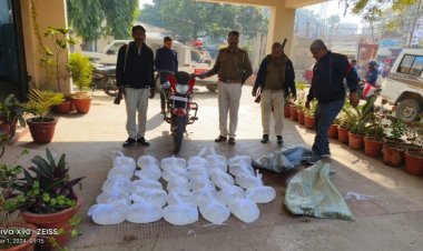 नवादा में पुलिस क़ो मिली कामियाबी: भारी मात्रा में देशी व विदेशी शराब बरामद, एक बाईक जब्त