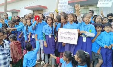 सरकारी विद्यालय तोड़ने पहुंचे अंचलधिकारी समेत पुलिस प्रशासन, बच्चों ने की जमकर नारेबाजी ...