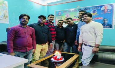 नवादा में केक काटकर धूमधाम से मनाई गई आईरा पत्रकार संगठन की 10 वीं वर्षगांठ