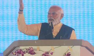 “लालटेन की लौ में केवल एक ही परिवार की गरीबी मिटी” बेतिया में पीएम मोदी ने लालू परिवार को घेरा