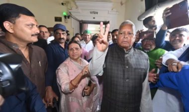 राबड़ी देवी ने एमएलसी चुनाव के लिए भरा पर्चा, लालू यादव ने दिखाया विक्ट्री साइन, क्या बोले तेजस्वी यादव..?