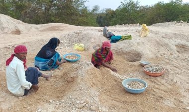 नवादा में खनन माफियाओं की कट रही चांदी, हर दिन लूट रहे लाखों का अभ्रक, मूकदर्शक बना विभाग