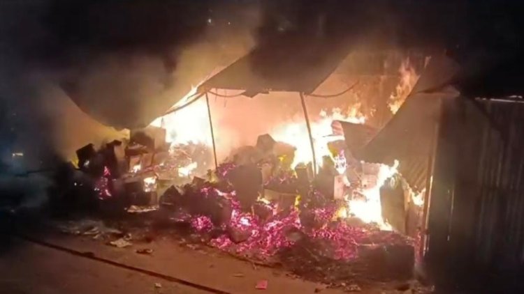 नवादा के सब्जी मंडी स्थित कपड़े, किराना समेत 07 दुकानों में लगी आग, लाखों की सम्पत्ति जलकर राख