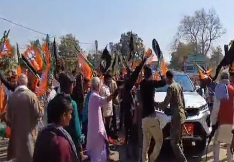भाजपा के फायर ब्रांड नेता गिरिराज सिंह का अपने ही संसदीय क्षेत्र में भारी विरोध, BJP कार्यकर्ताओं ने काले झंडे दिखाकर की नारेबाजी ...