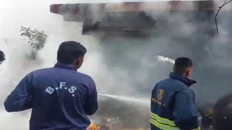पटना के राजा बाजार में किराने की दुकान में लगी भीषण आग, लाखों की संपत्ति जलकर राख