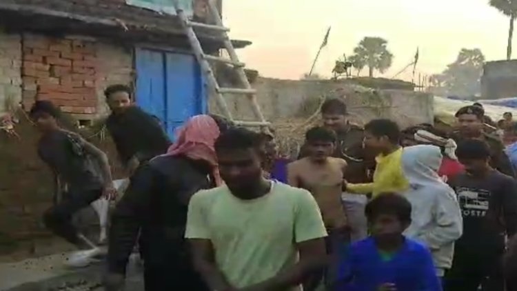 नौबतपुर में लोगों ने 3 युवकों को चोर बताकर पोल से बांधकर जमकर जमकर पीटा