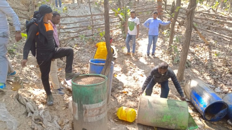 नवादा के झराही एवं जमुंदाहा के जंगलों में संचालित तीन शराब भट्ठियां ध्वस्त, 05 हजार लीटर महुआ घोल विनष्ट