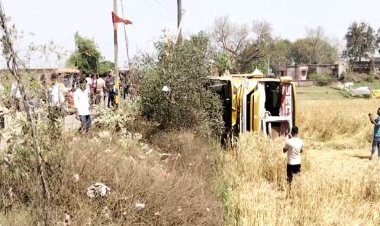 नवादा में कोलकाता जाने वाली सेलेनो बस अनियंत्रित होकर खेत में पलटी, बाल-बाल बचे चालक-उपचालक