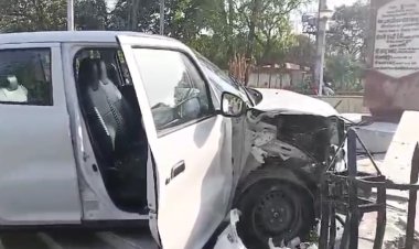 पटना में रफ्तार का कहर: सीएम आवास के पीछे लोहे की रेलिंग तोड़ गोलंबर में घुसी कार, चालक की हालत गंभीर