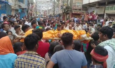 मरीन ड्राइव पर तेज रफ्तार कार ने बाइक सवार को मारी जोरदार टक्कर, दो लोगों की मौके पर ही मौत, हंगामा