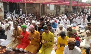 नवादा में धूमधाम से मन रही ईद, ईदगाह में नमाज अदा कर मांगी गई अमन-चैन की दुआ