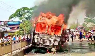 पटना के धनरुआ में बीच सड़क धूं-धूंकर जली ट्रक, ड्राइवर-खलासी मौके से फरार