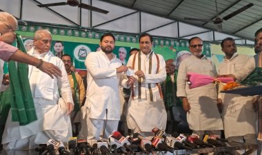तेजस्वी ने महबूब अली कैसर को थमाई लालटेन, कहा- समझ नहीं आया क्यों कटा मेरा टिकट