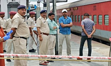 BREAKING NEWS: मुजफ्फरपुर रेलवे स्टेशन पर खड़ी श्रमिक एक्सप्रेस में धमाका, RPF जवान की मौत, मचा हड़कंप