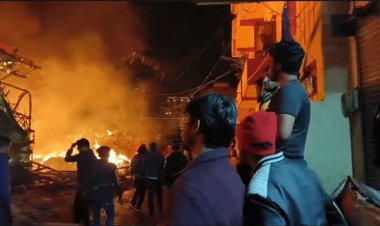 पूर्णिया की फल मंडी में लगी भीषण आग, 60 से ज्यादा दुकानें जलकर खाक, करोड़ों का नुकसान