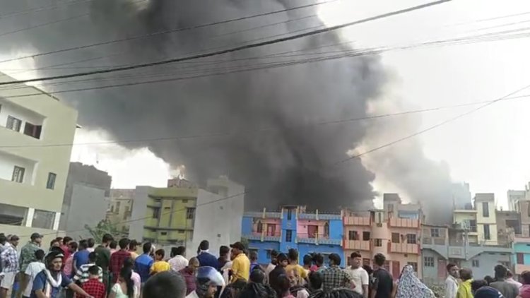 पटना में कबाड़ी दुकान में लगी भीषण आग, मची अफरा-तफरी, लाखों का माल जलकर खाक