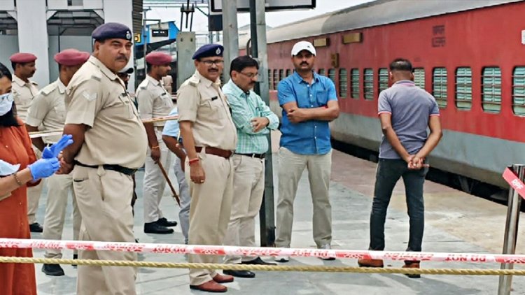 BREAKING NEWS: मुजफ्फरपुर रेलवे स्टेशन पर खड़ी श्रमिक एक्सप्रेस में धमाका, RPF जवान की मौत, मचा हड़कंप