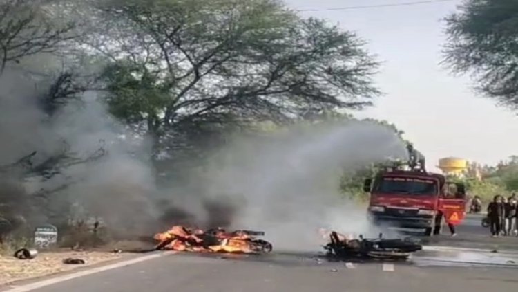 बेगूसराय में दो बाइक की आमने-सामने भिड़ंत के बाद लगी आग, जिंदा जलकर दो लड़कों की मौत
