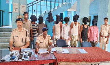 नवादा में ऑनलाइन लोन दिलाने के नाम ठगी करने वाले 8 साइबर अपराधियों को पुलिस ने दबोचा, 13 मोबाईल, 05 एटीएम कार्ड और 1,83,670 रुपए नगद बरामद
