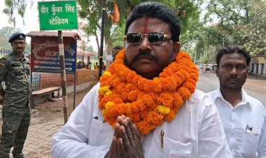 बिहार में नामांकन करने पहुंचे निर्दलीय इस प्रत्याशी को पुलिस ने किया गिरफ्तार, मामला..?