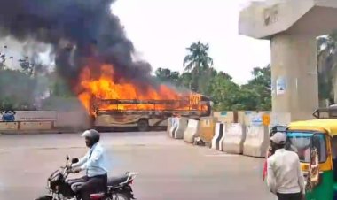 बेगूसराय में सड़क किनारे खड़ी बस में अचानक लगी भयंकर आग, धू-धूकर जली बस, कितने हताहत..?