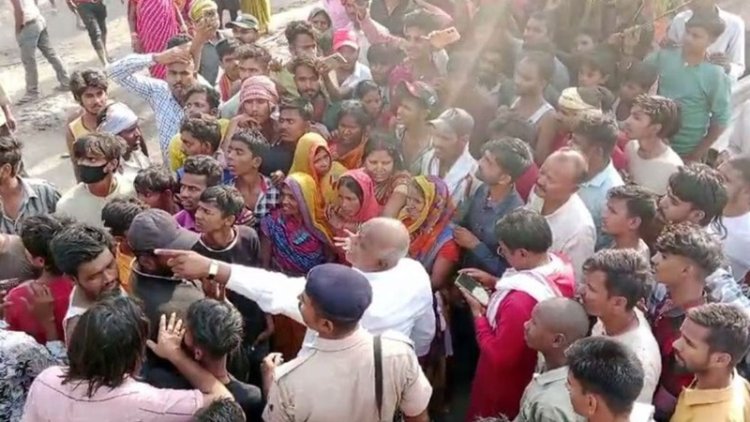 अगलगी पीड़ितों से मिलने पहुंचे विधायक को गांव वालों ने बंधक बनाया, कड़ी मशक्कत के बाद पुलिस ने बचाया