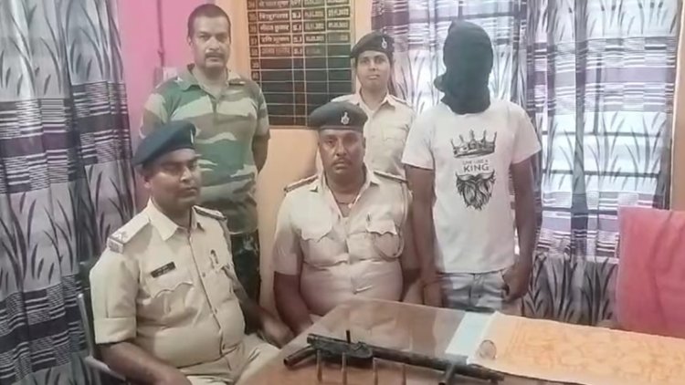 नवादा के विशनपुर गांव में आतंक मचा रहे शख्स को पुलिस ने किया गिरफ्तार, एक देसी थर्नेट व चार जिंदा कारतूस बरामद
