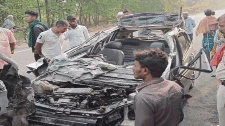 भागलपुर में भीषण सड़क हादसा, तेज रफ्तार कार ने हाइवा में मारी टक्कर, तीन दोस्तों की मौत